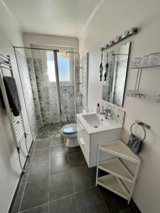Łazienka w obiekcie Villa Lila - Sarlat Centre piscine et jacuzzi