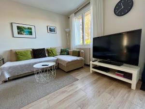 Telewizja i/lub zestaw kina domowego w obiekcie Villa Lila - Sarlat Centre piscine et jacuzzi