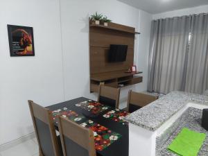 En eller flere senge i et værelse på Flat em Itaguaí + 15 billeder