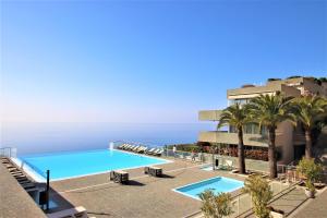 un resort con piscina e oceano di Costa Plana 135 a Cap d'Ail