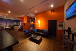 TV a/nebo společenská místnost v ubytování SleepBox Hostel