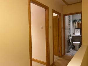 奥克尼Esviken 2 in heart of Kirkwall的走廊上设有带卫生间的浴室