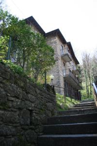 um edifício de pedra com escadas em frente a um edifício em B&B I Ghiri em Bérgamo
