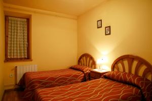 Posteľ alebo postele v izbe v ubytovaní Apartaments La Llucana