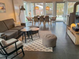 Posezení v ubytování Ferienhaus Wiesengeflüster E2 - nur 3 Gehminuten zur Müritz und mit Sauna