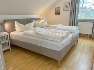 Postel nebo postele na pokoji v ubytování Ferienhaus Wiesengeflüster E2 - nur 3 Gehminuten zur Müritz und mit Sauna