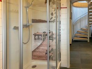 Koupelna v ubytování Ferienhaus Wiesengeflüster E2 - nur 3 Gehminuten zur Müritz und mit Sauna