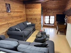 Posezení v ubytování Gîte de Bellevue avec piscine intérieure privative