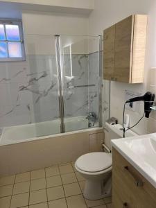 Koupelna v ubytování Gîte de Bellevue avec piscine intérieure privative