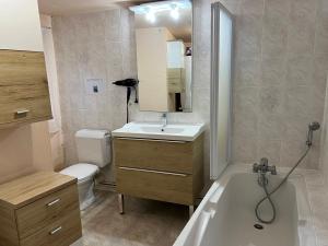 Koupelna v ubytování Gîte de Bellevue avec piscine intérieure privative