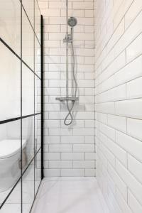 une salle de bain avec douche et toilettes dans l'établissement PARK APARTMENTS at OBC, à Belfast 32 autres photos