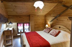 Postel nebo postele na pokoji v ubytování Gîte de Bellevue avec piscine intérieure privative