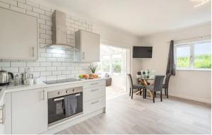 Köök või kööginurk majutusasutuses 2 bedroom holiday home in the heart of west wales +15 fotot