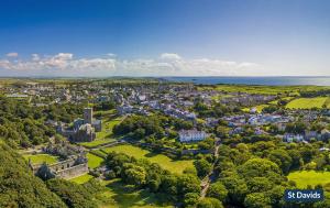 una vista aérea de una ciudad con árboles y edificios en 6 Wood Village, en Haverfordwest