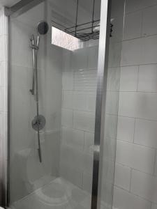 Ванная комната в Double-Bedroom in the Heart of Salford Manchester Perfect for Short Stays GCSW3