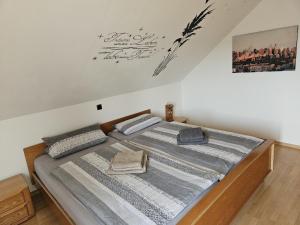 Postel nebo postele na pokoji v ubytování Ferienwohnung Spessartluft + 4 fotografie