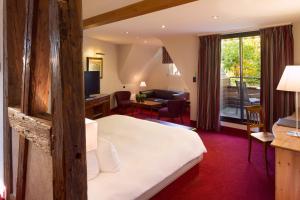 Postel nebo postele na pokoji v ubytování Le Parc Hôtel Obernai & Yonaguni Spa + 37 fotografií
