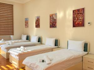 Postel nebo postele na pokoji v ubytování ALARA Inn HOSTEL & HOTEL + 30 fotografií
