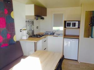 Η κουζίνα ή μικρή κουζίνα στο Camping Lizoé