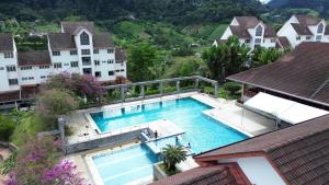 eine Draufsicht auf einen Swimmingpool in einem Haus in der Unterkunft THE GREEN @SELESA HILLHOMES BUKIT TINGGI BENTONG in Bentong