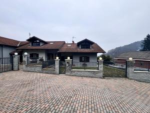 GiavenoにあるVilla Tranquilityの塀と煉瓦の竪穴のある家
