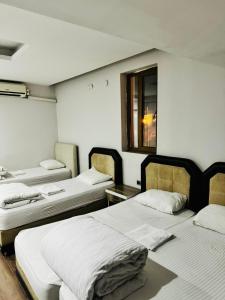 Postel nebo postele na pokoji v ubytování Dara Otel
