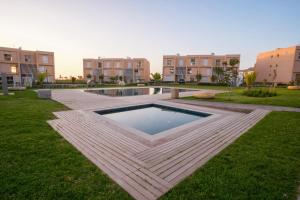 una piscina nel mezzo di un cortile con edifici di Taghazout Serenity a Tamraght Ouzdar