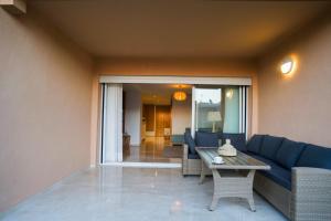 un soggiorno con un divano blu e un tavolo di Taghazout Serenity a Tamraght Ouzdar