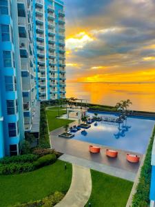 Bazén v ubytování Bayshore Resort Residences - Okada Manila nebo v jeho okolí