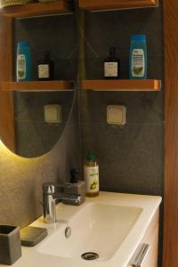 un bagno con lavandino e specchio di Taghazout Serenity a Tamraght Ouzdar Altre 25 foto