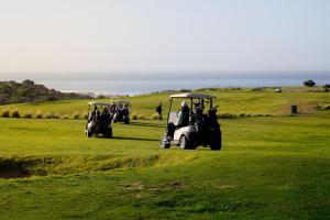 un gruppo di golf cart su un campo da golf di Taghazout Serenity a Tamraght Ouzdar