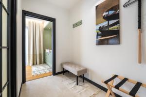 Postel nebo postele na pokoji v ubytování Pinot Noir Apartments & Wine Bar