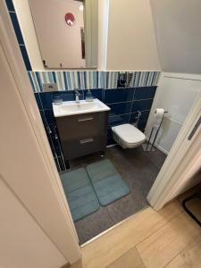 Un baño pequeño con lavabo e inodoro. en HOME N & C Noemi & Costa, en Bari