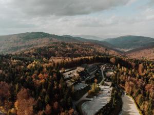 z góry widok na ośrodek w górach w obiekcie Kocierz Resort w mieście Targanice