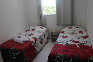 une chambre avec deux lits et une fenêtre dans l'établissement Flat Makaranduba Centro Porto de Galinhas,dois quartos, à Porto de Galinhas