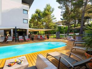 Bazén v ubytování Mercure Aix-en-Provence La Duranne Gare TGV nebo v jeho okolí