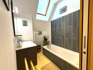 Ένα μπάνιο στο PETIT PARADIS DE BARAN Romantic stone cottage with hot tub near Sarlat +33 φωτογραφίες
