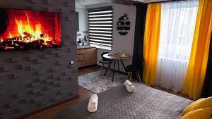 sala de estar con chimenea en la pared en Comfort Spot, en Shakhtīnsk