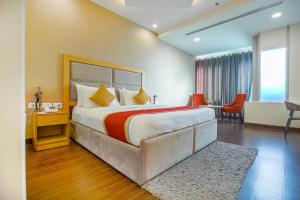 Postel nebo postele na pokoji v ubytování Hotel Royal Infinity Near Delhi Airport