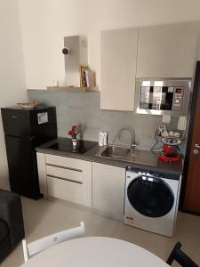 Kuchyň nebo kuchyňský kout v ubytování Ruffoli-Home a 300 m dal mare