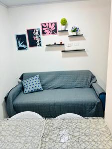 a blue couch in a room with a bed at Apartamento en Taganga in Taganga