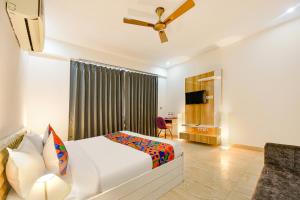 Postel nebo postele na pokoji v ubytování FabHotel AR Suites