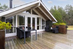 北内伯尔Kirkeflod的露台上有一张桌子和几把椅子