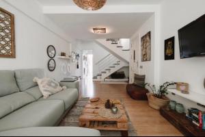 a living room with a couch and a table at La casita de vanessa in Telde