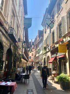 una calle de la ciudad con gente caminando por la calle en Carpe Diem Home - Au pied de la Cathédrale, en Estrasburgo