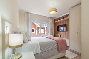 Cama ou camas em um quarto em Morada Real 405 - Apê novo no Centro de Canela