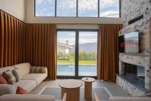 a living room with a couch and a fireplace at NİSH VADİ SAPANCa in Sapanca