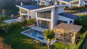 an aerial view of a house with a swimming pool at NİSH VADİ SAPANCa in Sapanca