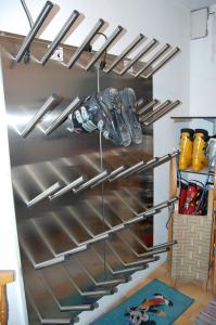 ウダーンスにあるHaus Kristallのステンレス製のパイプと調理器具付きのキッチン