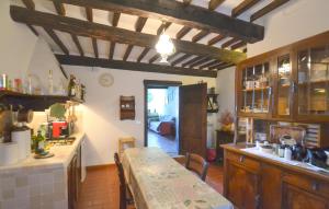 Η κουζίνα ή μικρή κουζίνα στο Stunning Home In Santa Fiora With Wifi